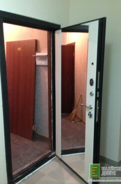 Установленная входная металлическая дверь - фото 21